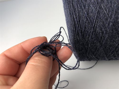 100 % wool 2 trådet - i smuk marine melange, ca 500 gram